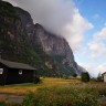 Kjerag Lysebotn Camping Resort - Blick vom Wohnmobilplatz auf die Zeltwiese und den Fjord