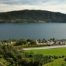 Langenuen Motel & Camping - Campingplatz mit Fjord im Hintergrund