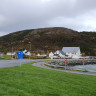 Vennesund Brygge & Camping - Blick von der Küstenstraße auf den Fähranleger und Campingplatz (Oktober 2020)