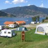 Kjørnes Camping - Campingplatz mit Fjord im Hintergrund