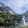 Melkevoll Bretun Camping - Kleivafossen på veg til Briksdalsbreen 