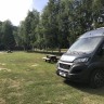 Langodden Gard - Etwa 5 Fahrzeuge passen auf die Wiese