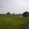 Þorlákshöfn Camping - Vordergrund: Toilettenanlage, Hintergrund rechts: Picknickplatz