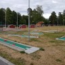 Gökaskratt camping - Minigolfanlage und Hütten im Hintergrund