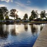 Gökaskratt camping - Blick vom Steg zum Camping