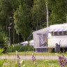 Kapellskärs Camping - Rymliga husvagnsplatser med el i stolpen och vattenpost i närheten. Trevlig med lite buskar och träd mellan platserna.