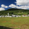 Tuddal Camping - Blick von Campingplatz zu der Ortschaft 